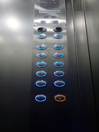 podświetlone przyciski w windzie osobowej