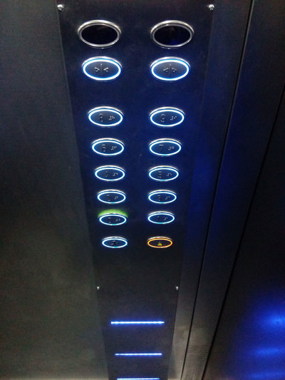 podświetlone przyciski w windzie